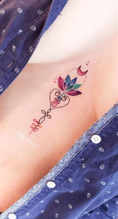 tatuajes en medio del pecho|Tatuajes de pecho de mujer